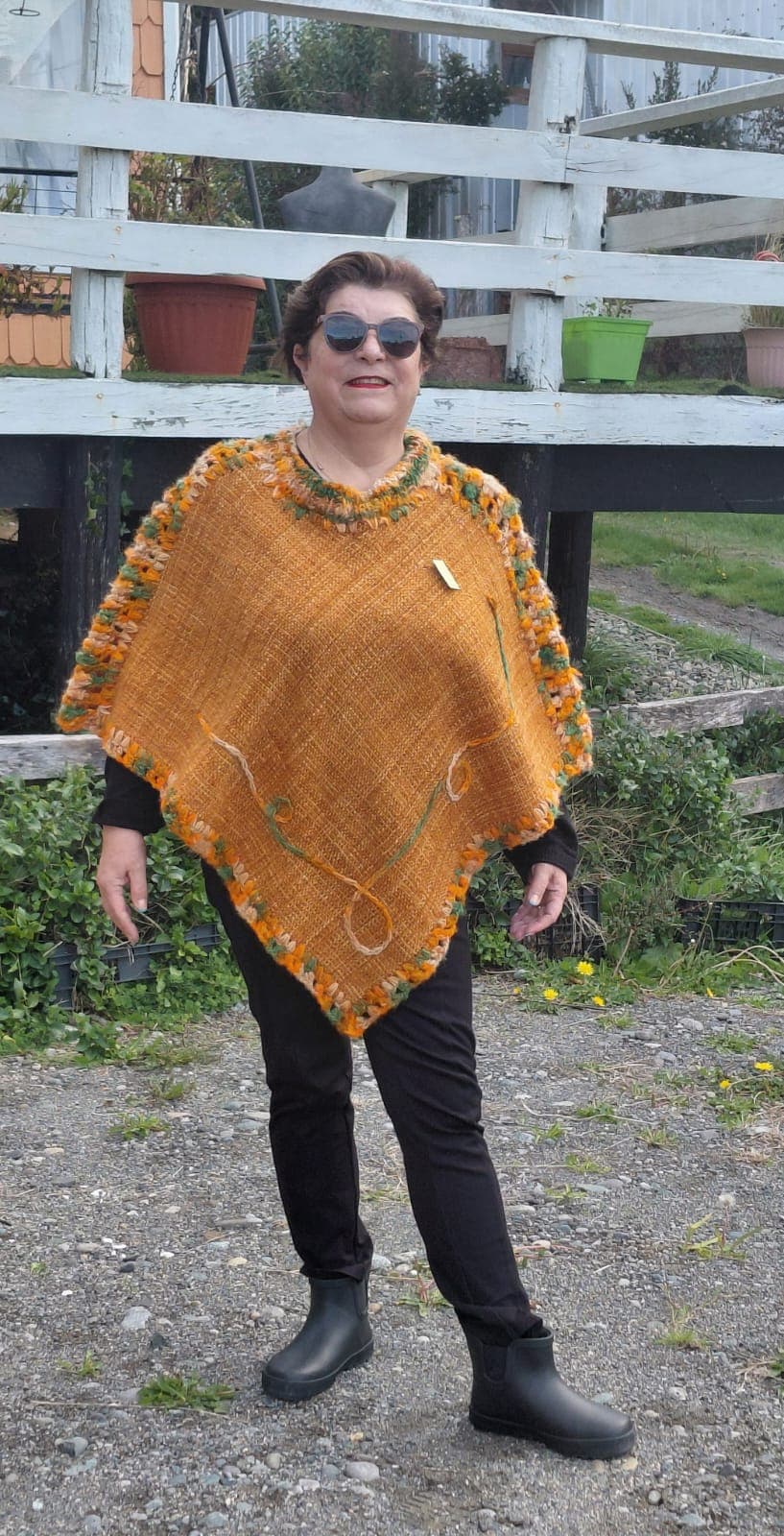 Poncho Mostaza con Bordado