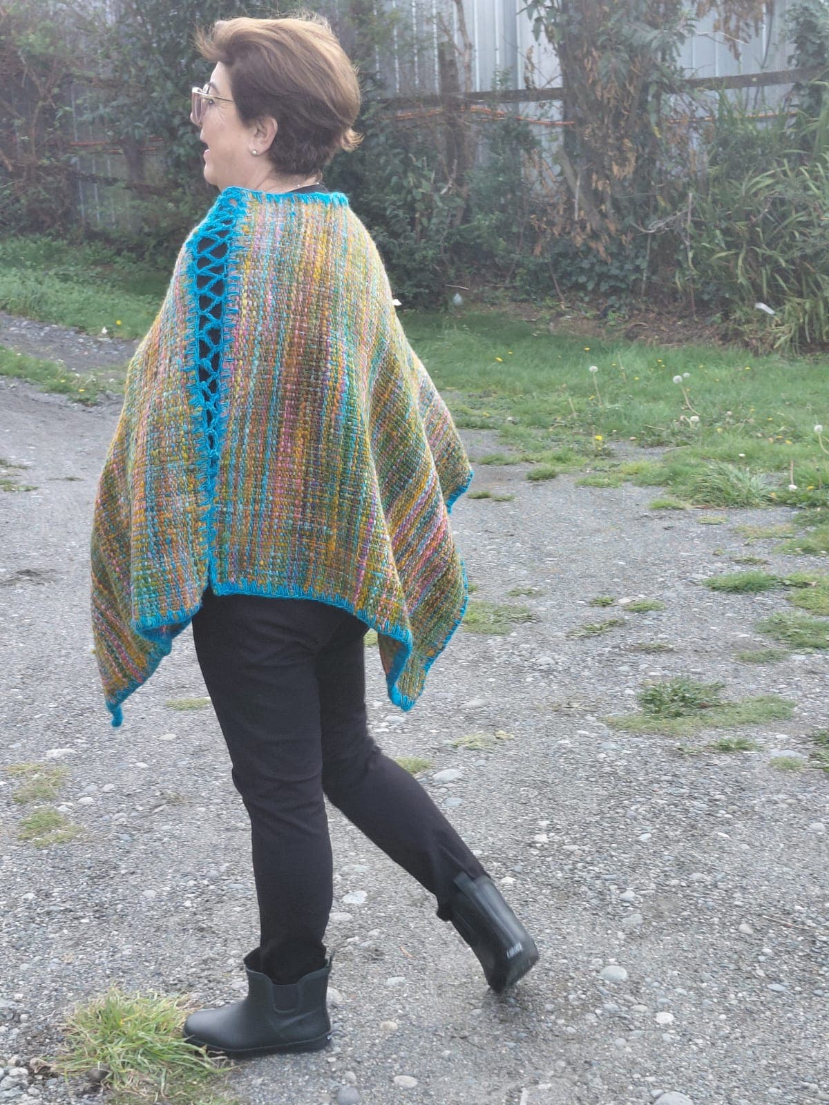 Poncho Multicolor con Ribete Turquesa